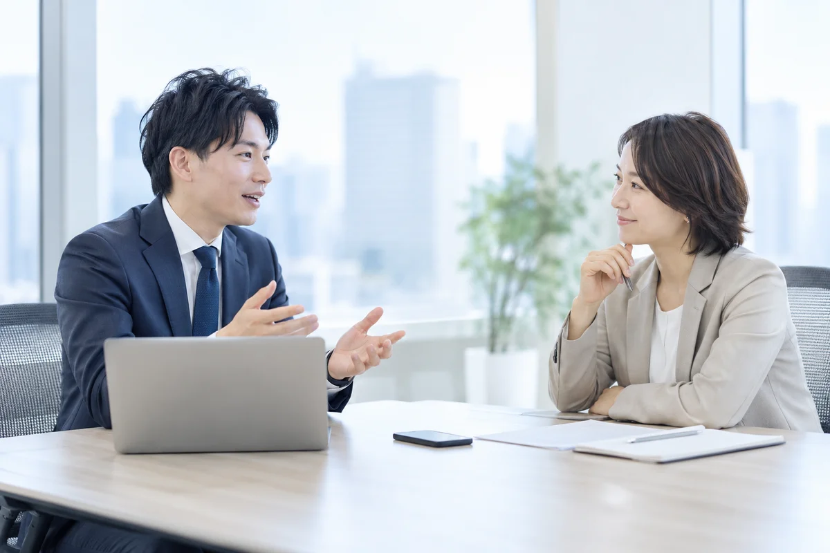 客先の会議室での商談