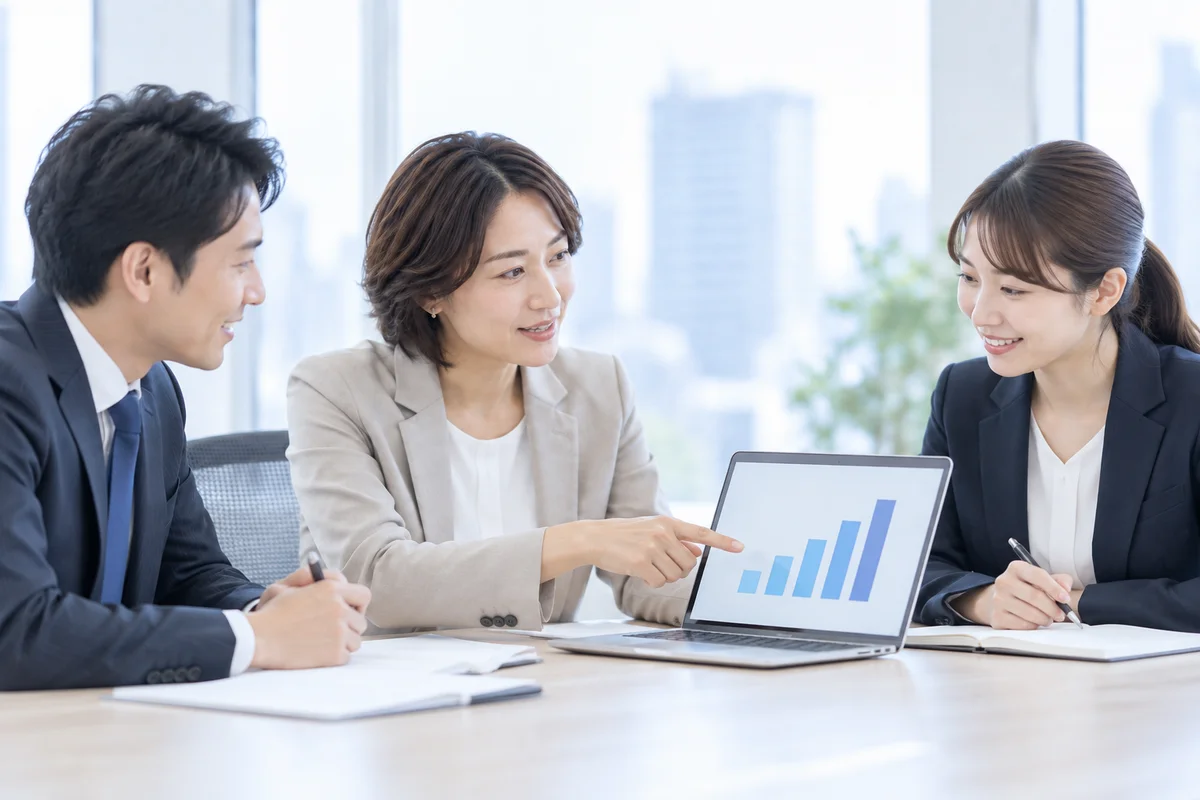 代理店の担当者と打ち合わせをする営業マネージャー