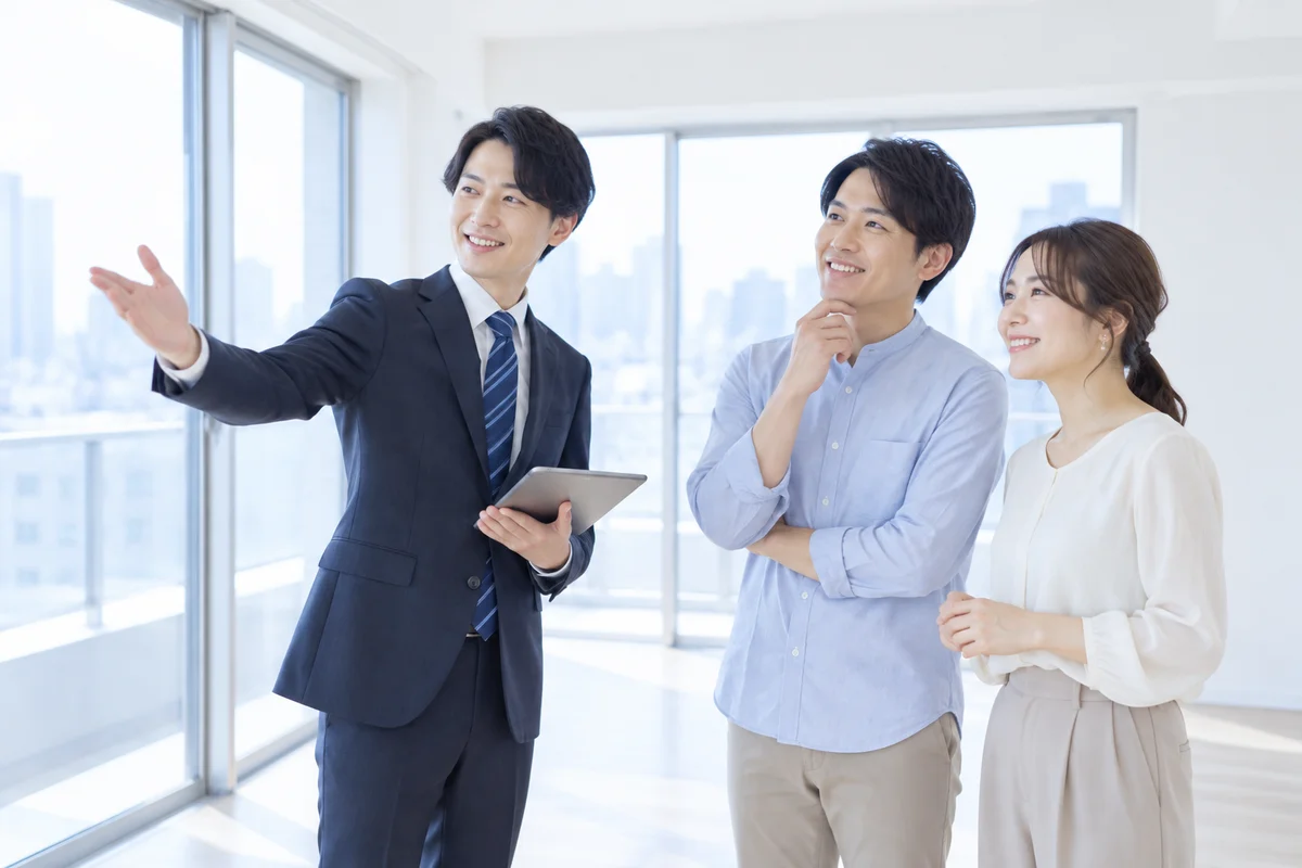 内見でお客様に物件を案内する不動産営業
