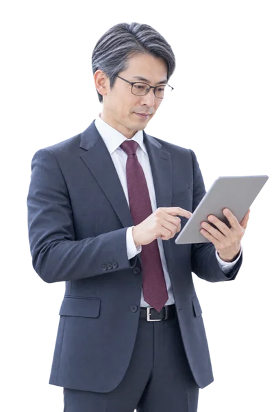 タブレットを見る営業部長