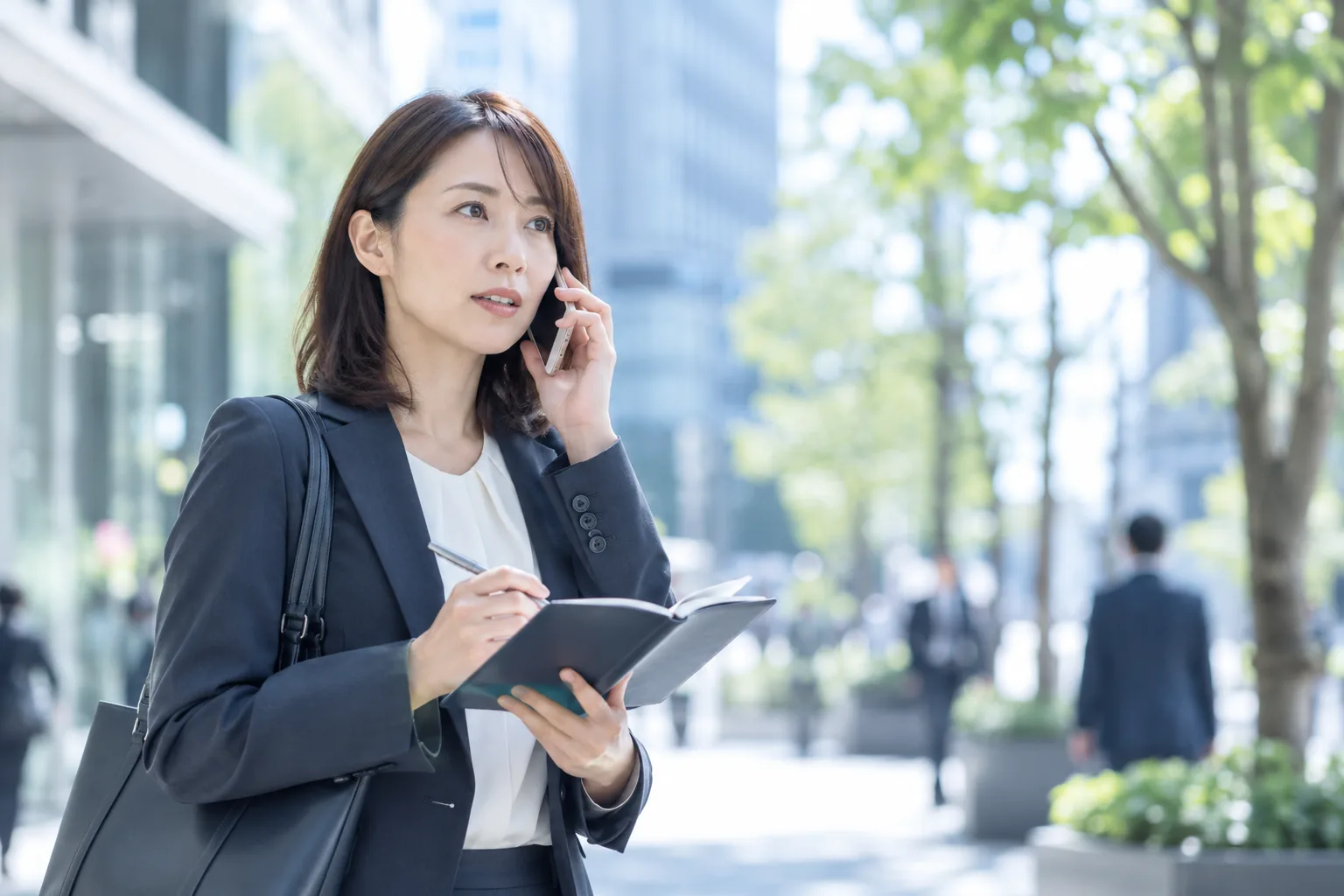 社用携帯で通話する営業担当